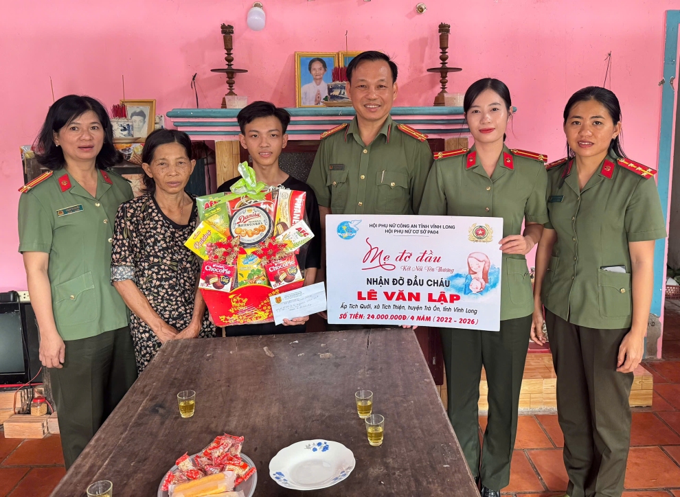 18 02 Ảnh 1 PA04 Hội Phụ nữ ANKT chăm lo Tết cho trẻ em nhận đỡ đầu