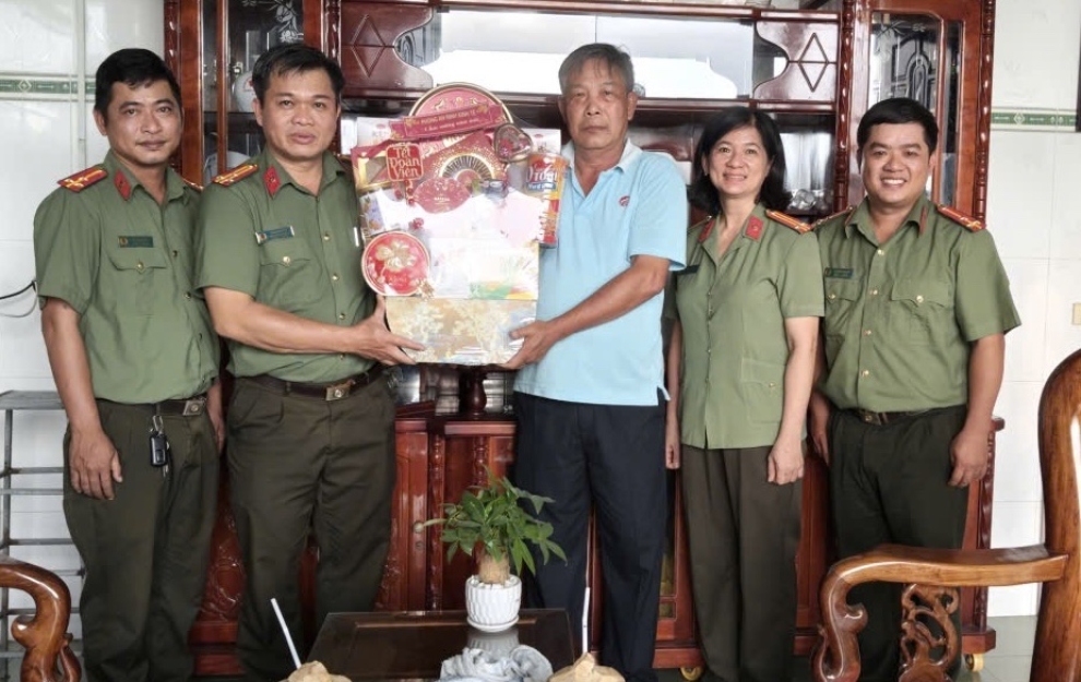18 02 Ảnh 1 PA04 Lãnh đạo ANKT chúc Tết các đồng chí nguyên lãnh đạo 2026