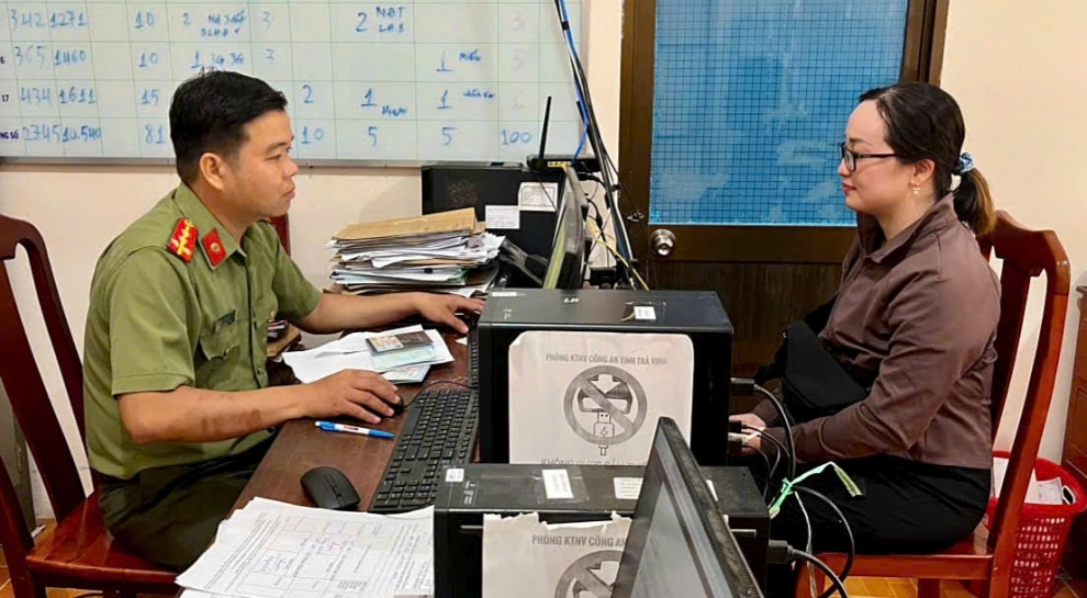1 Cán bộ Công an xã Long Hữu tiếp nhận, hướng dẫn khai báo tạm trú