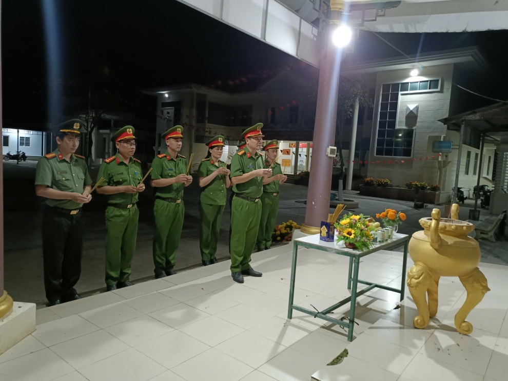 1 CBCS Công an xã Long Hữu viếng Nhà bia ghi danh liệt sĩ