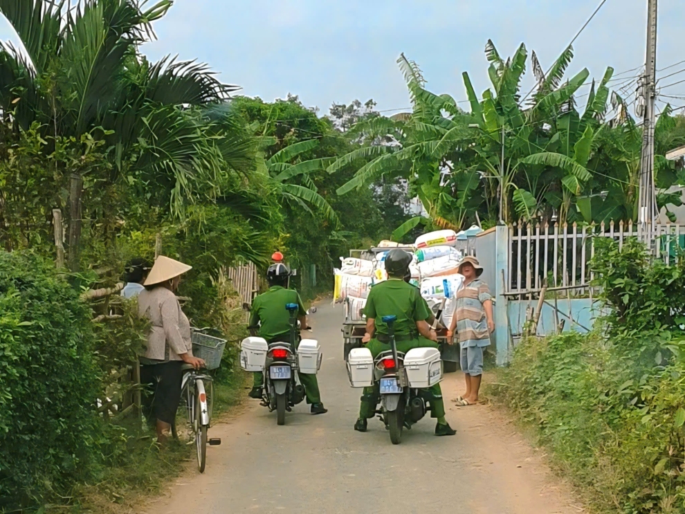 1 Công an xã tuần tra, bảo đảm ANTT trên các tuyến đường