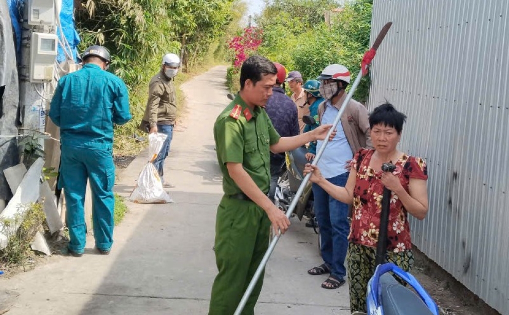 1 Người dân tự nguyện giao nộp đao tự chế và dao phóng lợn
