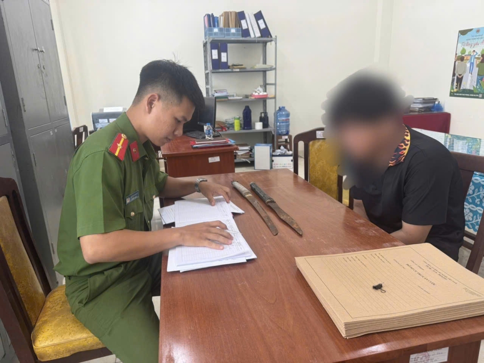 Công an xã Bình Đại tăng cường vận động giao nộp vũ khí, vật liệu nổ, công cụ hỗ trợ và pháo