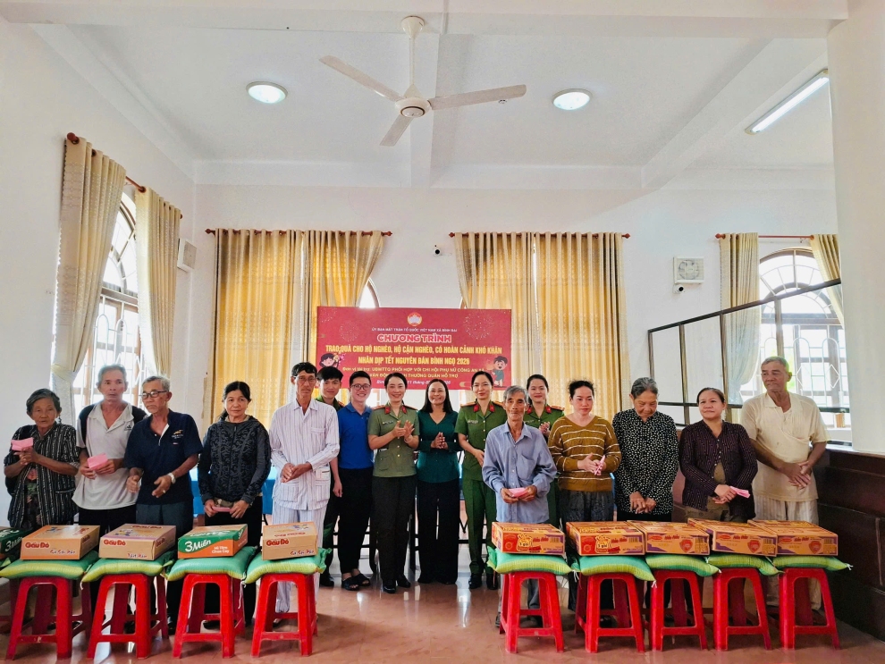 Chi đoàn, Chi hội phụ nữ Công an xã Bình Đại phối hợp thực hiện công tác an sinh xã hội