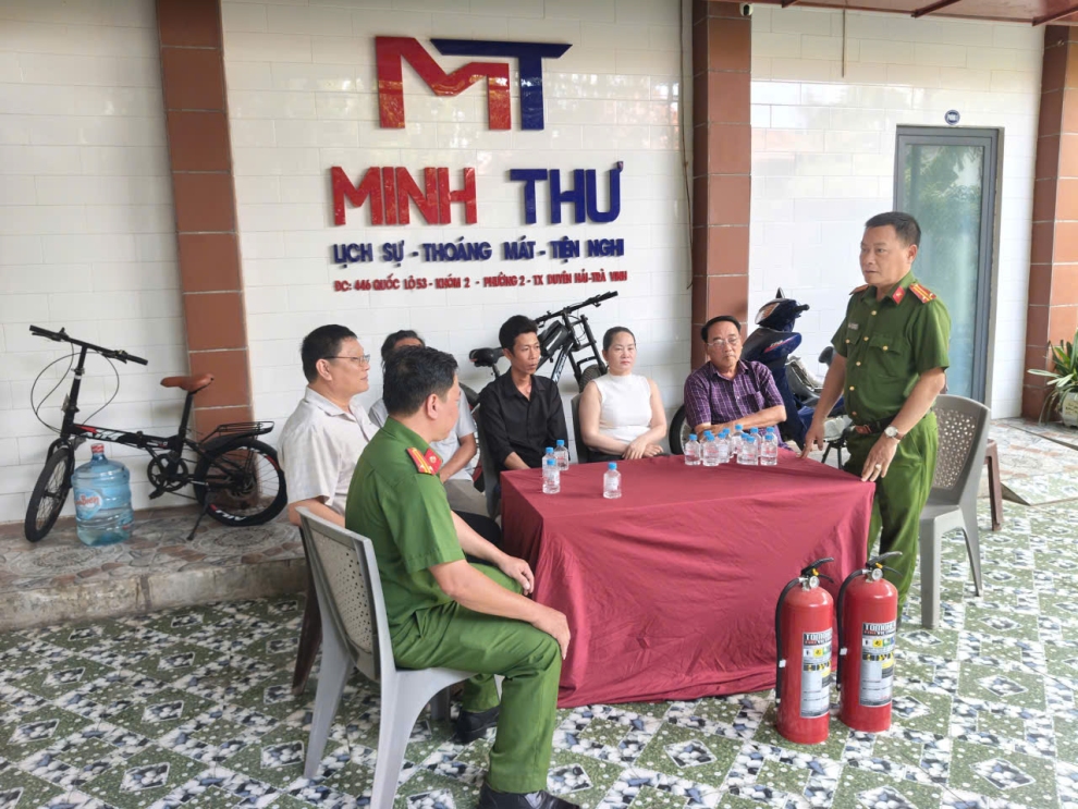 2 Công an phường phối hợp với cơ sở kinh doanh diễn tập phương án chữa cháy và CNCH