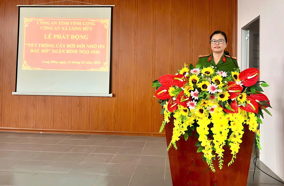 2 Đồng chí Trung tá Võ Thị Hồng Loan, Phó Trưởng Công an xã phát biểu chỉ đạo