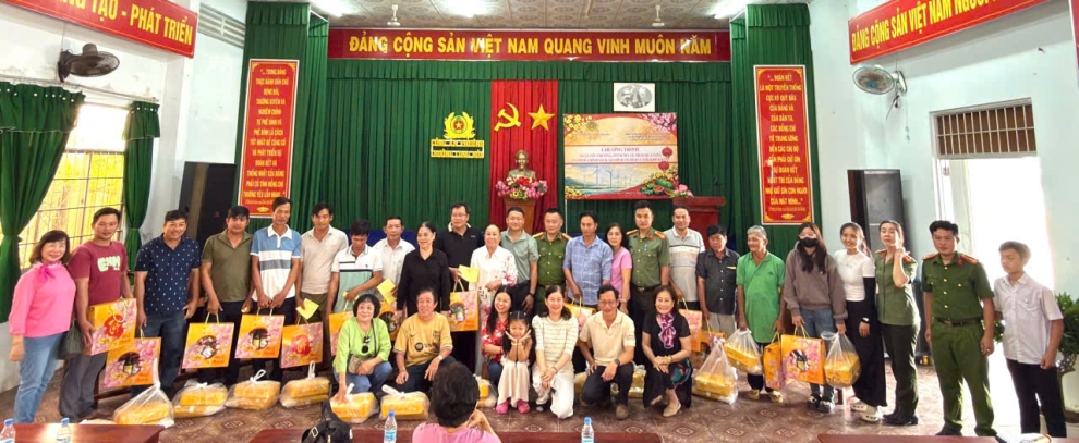 3 Ban Chỉ huy, CBCS Công an phường cùng Đoàn công tác trao quà tặng các hộ gia đình