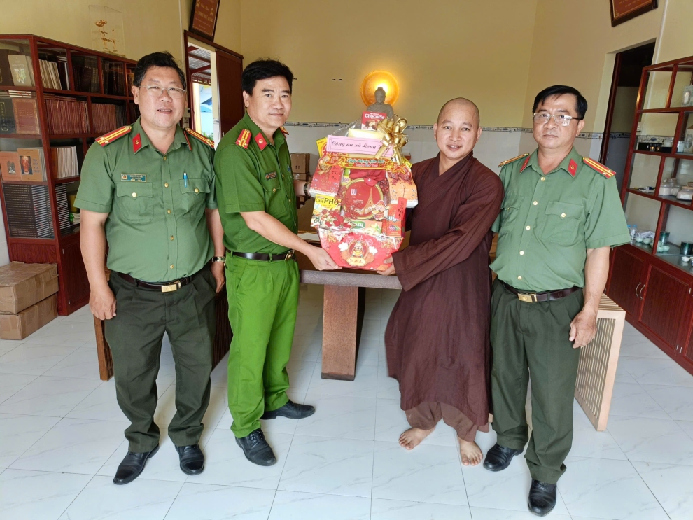 3 CAX Long Hữu thăm, tặng quà Ban Trị sự chùa Vạn Hạnh
