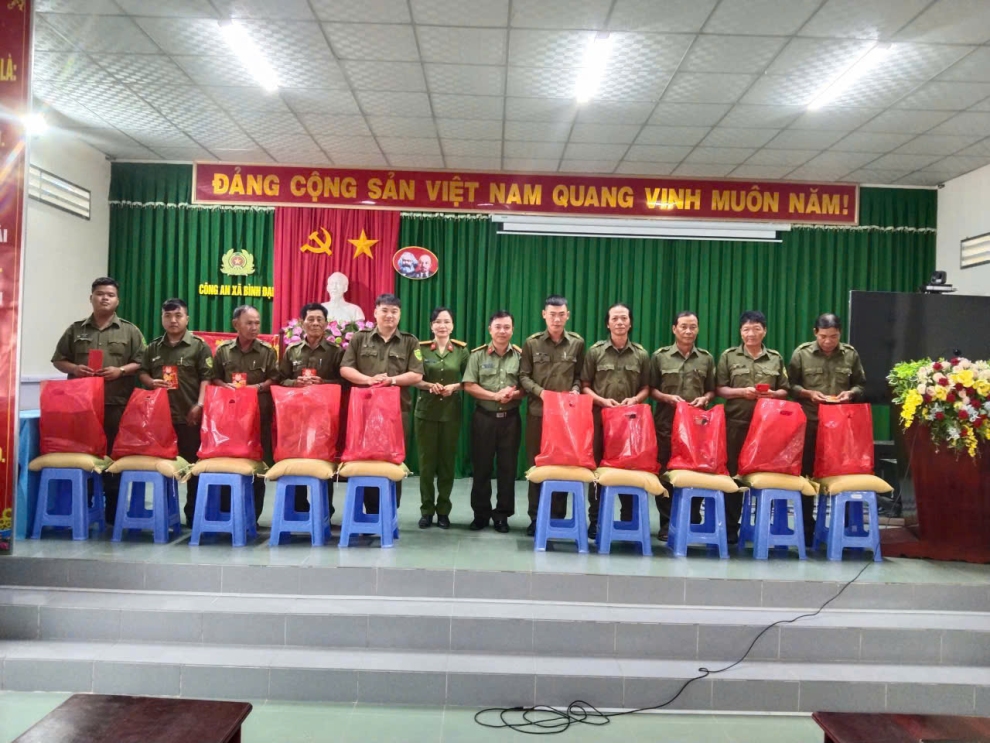 Công an xã Bình Đại tổ chức họp mặt, tặng quà lực lượng bảo vệ ANTT ở cơ sở nhân dịp Tết Nguyên đán Bính Ngọ 2026