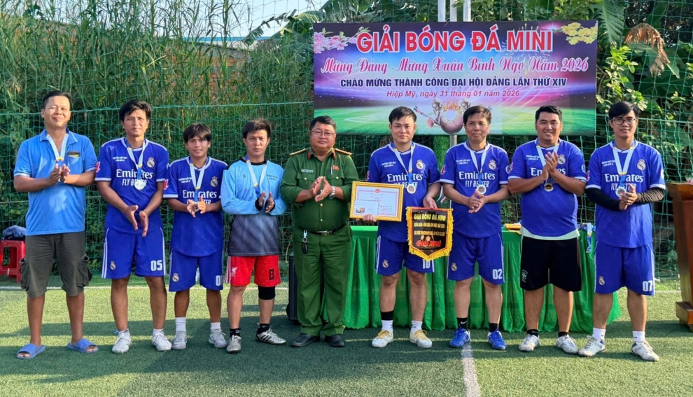 4 Ban Tổ chức trao giải thưởng cho các đội bóng đạt giải trong hội thao