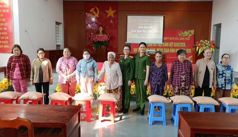4 Trao quà Tết cho người dân trên địa bàn xã