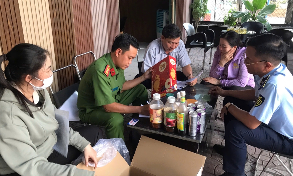 Công an xã Tân Quới tăng cường kiểm tra, xử lý buôn lậu, gian lận thương mại và hàng giả trước, trong và sau Tết