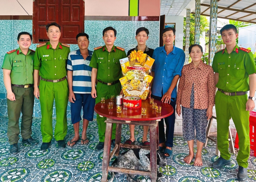 Công an xã Tân Thủy thăm, chúc tết, động viên thanh niên đủ điều kiện thực hiện nghĩa vụ tham gia Công an nhân dân