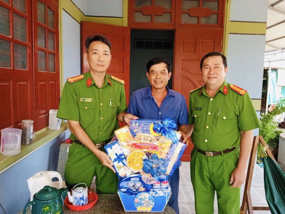 Công an xã Tân Thủy thăm, chúc tết gia đình liệt sĩ Công an nhân dân nhân dịp Tết Nguyên đán