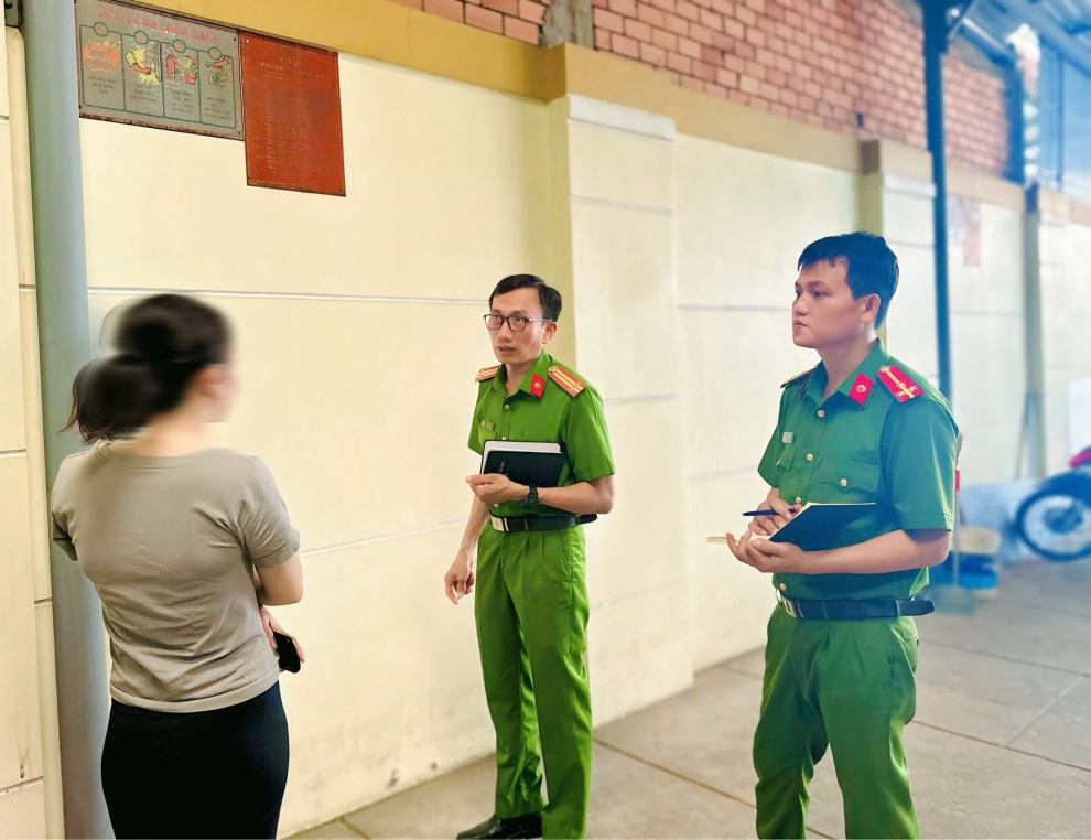 Công an xã Tân Thủy tăng cường công tác kiểm tra lưu trú trên địa bàn