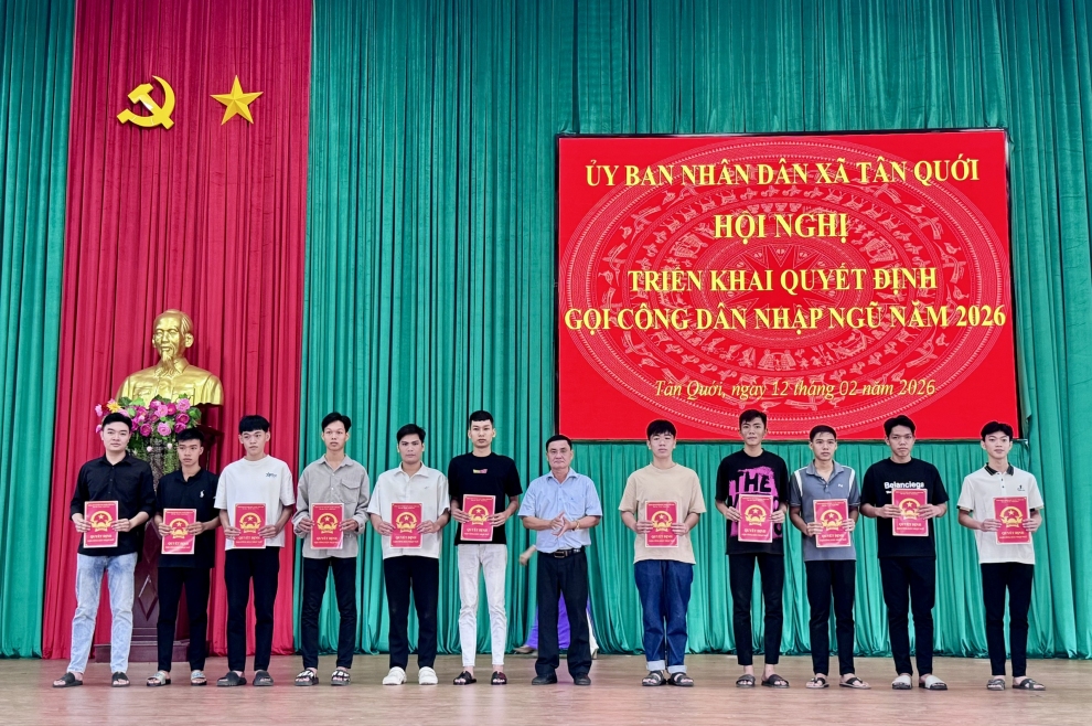 Tân Quới trao quyết định cho công dân nhập ngũ năm 2026