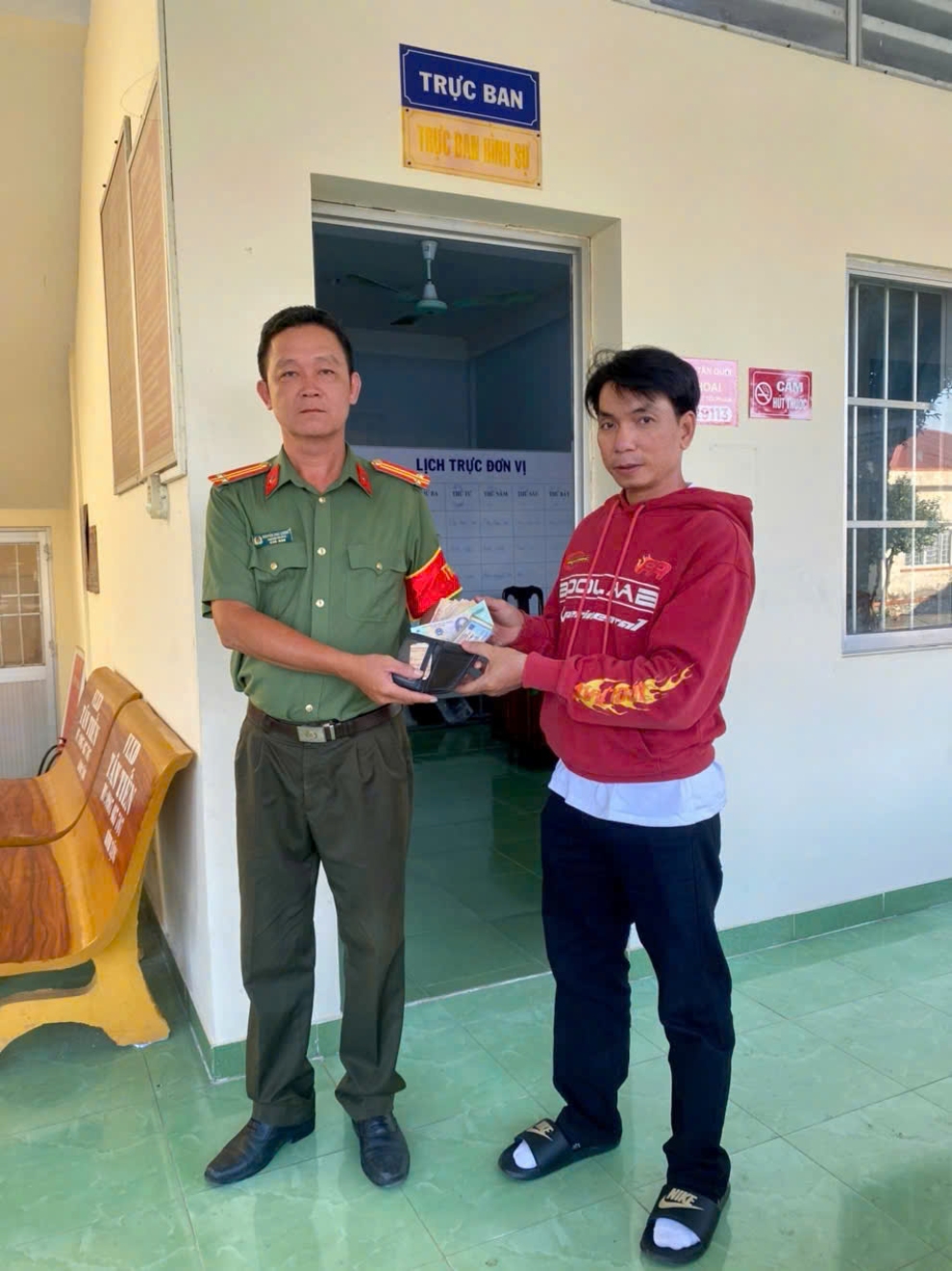 Gương người tốt, việc tốt: Nhặt được của rơi trả lại người đánh mất
