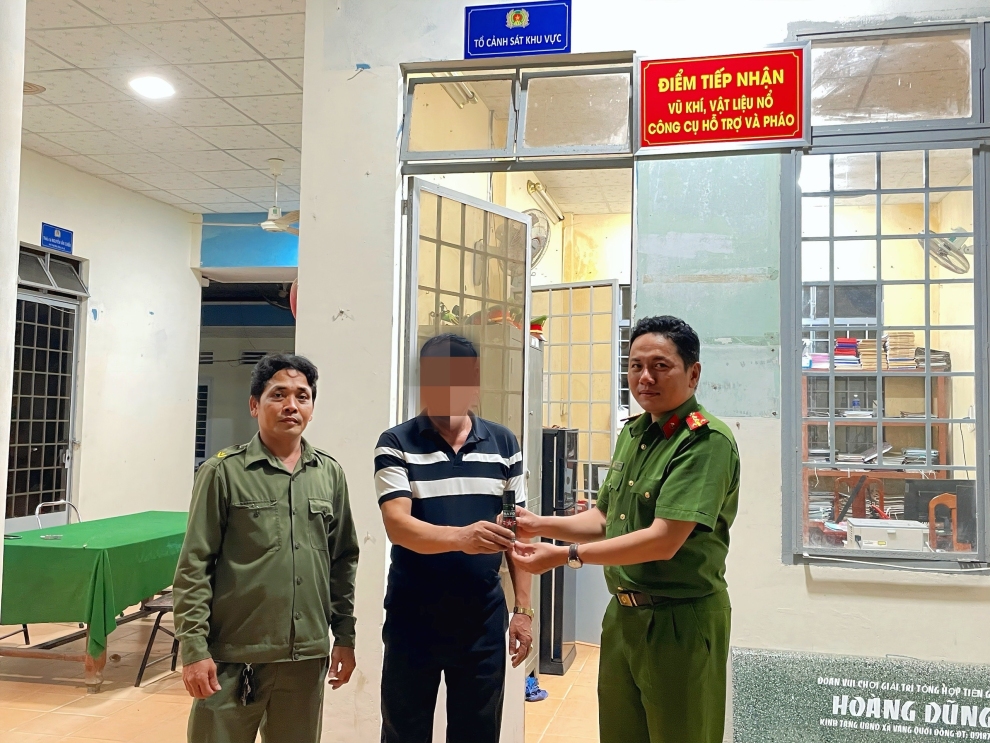 Công an xã Lộc Thuận tăng cường vận động người dân giao nộp vũ khí, vật liệu nổ, công cụ hỗ trợ