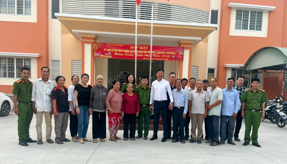 Công an xã Nhị Long tổ chức Họp mặt cán bộ Công an hưu trí và gia đình thân nhân liệt sĩ Công an trên địa bàn xã
