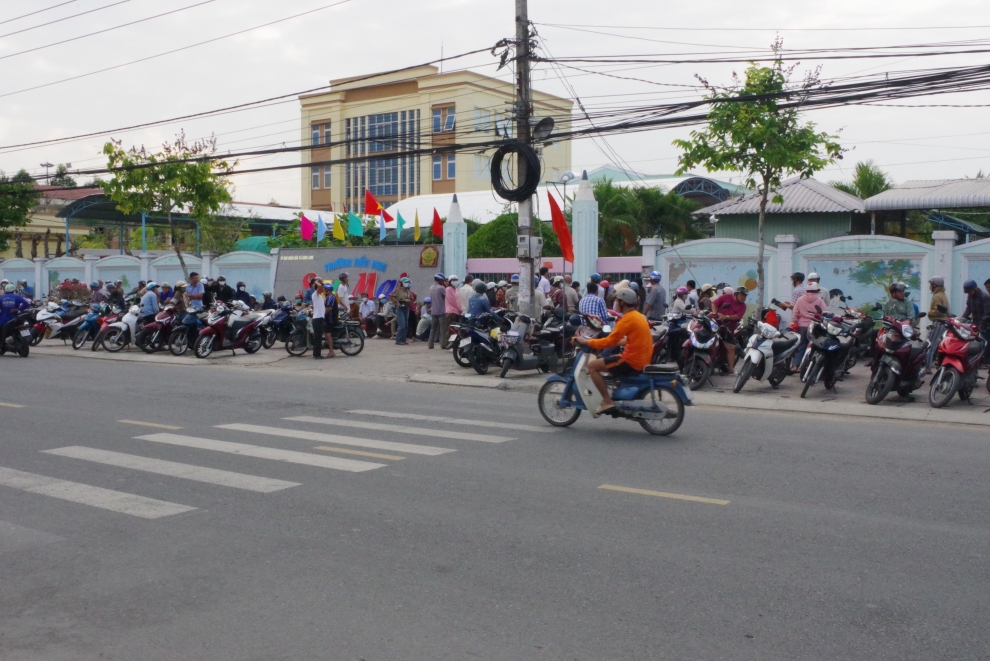 ẢNH 1 PHU HUYNH DUA, DON HOC SINH TRUOC CONG TRUONG HOC