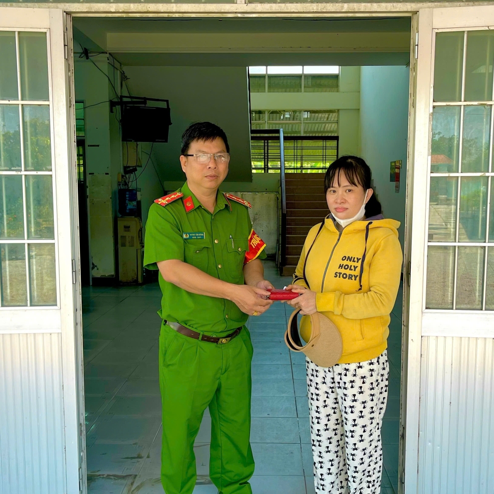 Tiếp nối nghĩa cử cao đẹp “Công an xã Bình Phú tiếp nhận ví bị đánh rơi, trả lại cho người bị mất”