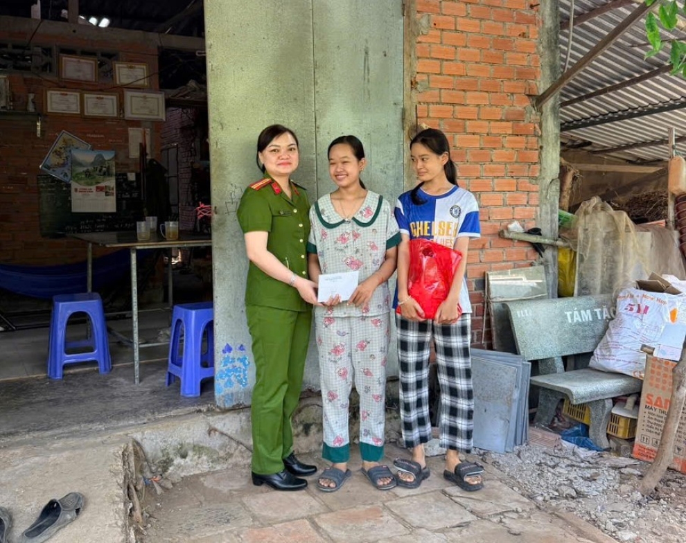 ẢNH 2 MÔ HÌNH HEO ĐẤT