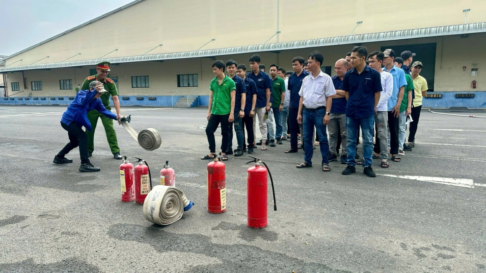 ảnh 2 thực hành chữa cháy dập tắt khay xăng