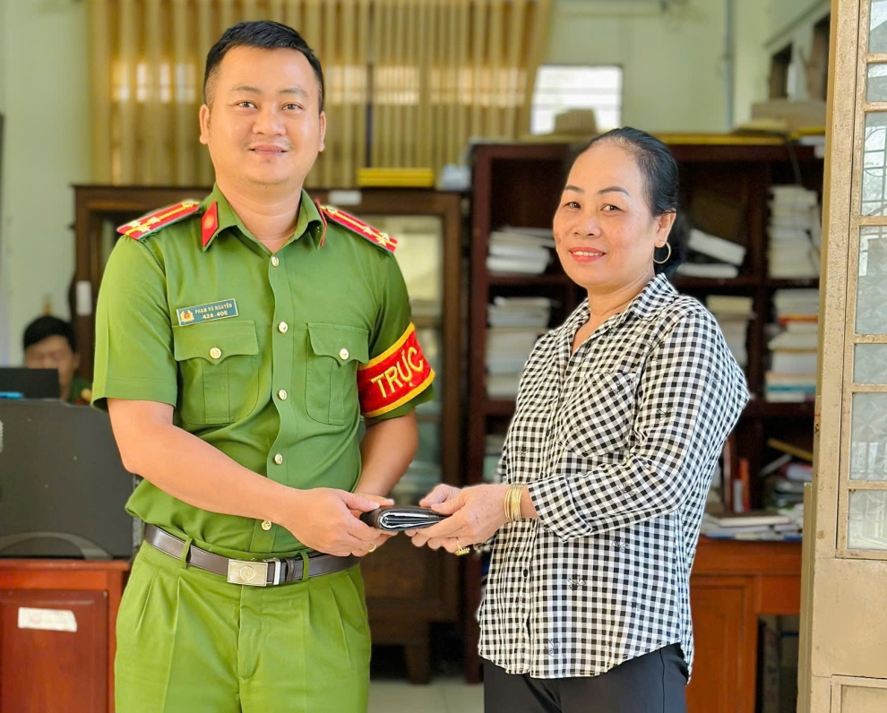 Anh 2 Trực ban Công an xã tiếp nhận chiếc ví