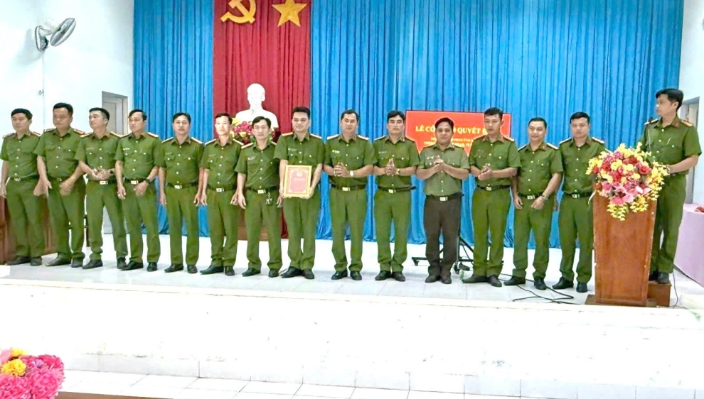 Ảnh 3 Trao quyết định thành lập Tổ phản ứng nhanh Công an xã
