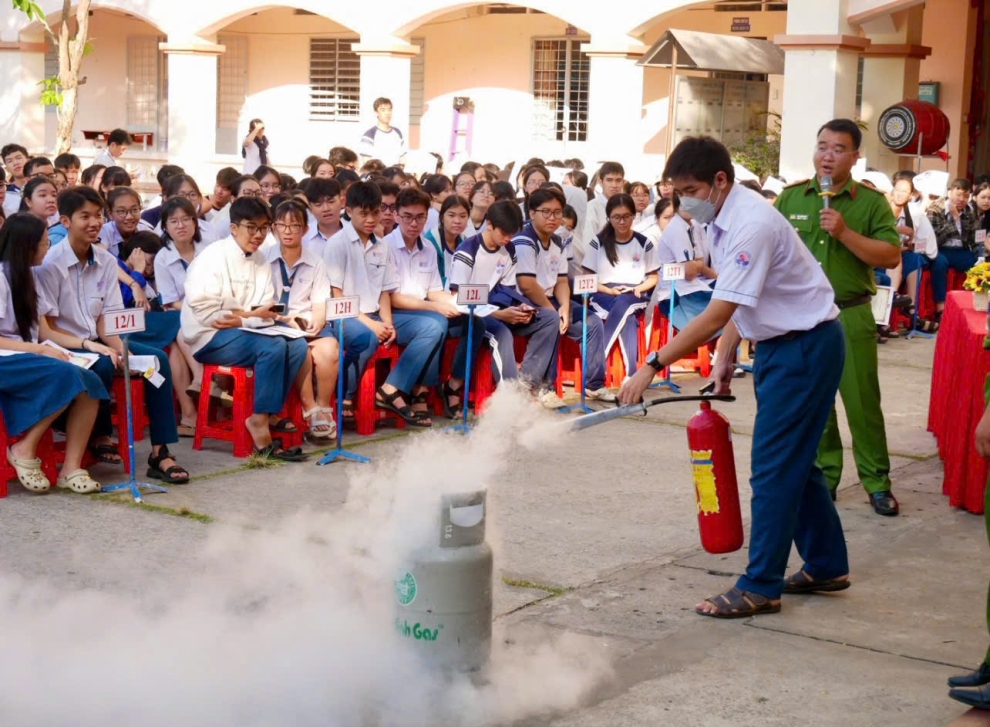 ảnh 4 hướng dẫn học sinh sử dụng bình chữa cháy xử lý rò rỉ khí gas