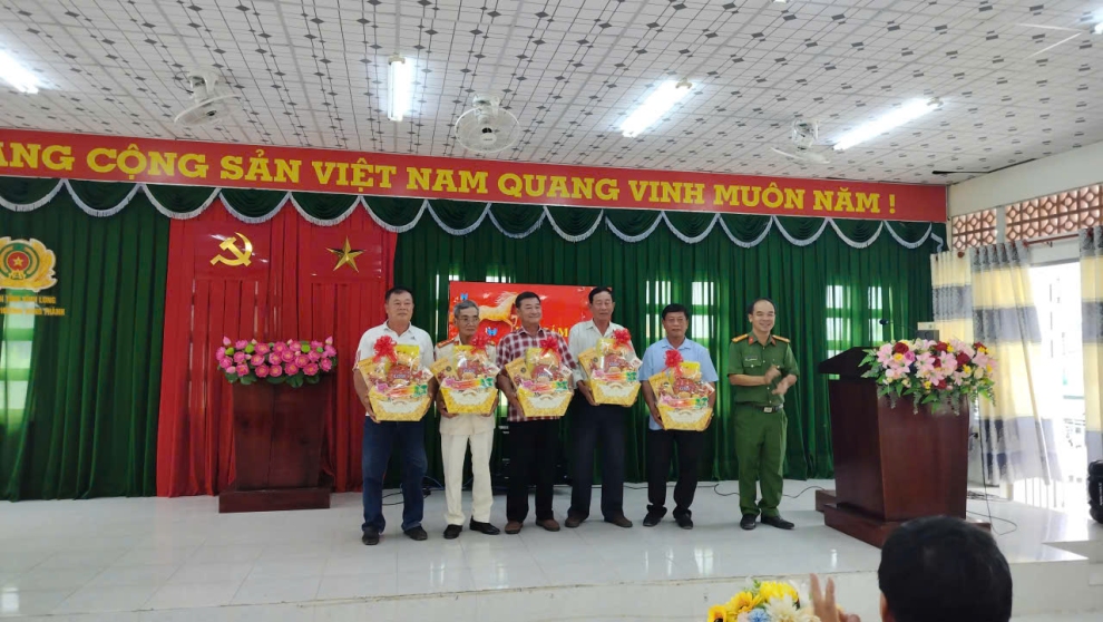 Ảnh 4 Trưởng Công an phường tặng quà Nguyên Lãnh đạo Công an thị xã