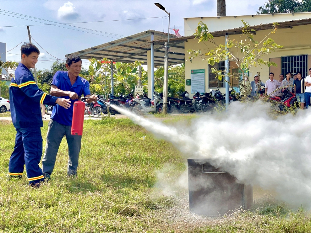 Ảnh 4 Cán bộ Phòng Cảnh sát PCCC và CNCH hướng dẫn học viên thực hành sử dụng bình chữa cháy