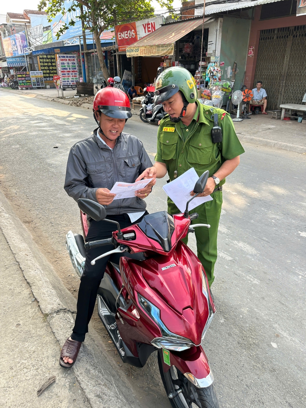 Ảnh 8 Hình ảnh Tổ tuần tra tuyên truyền người dân cài đặt ứng dụng VNeTraffic