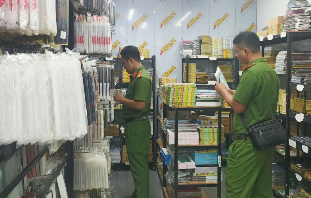 Anh CAP Phuoc Hau kiem tra phụ kien dien thoai