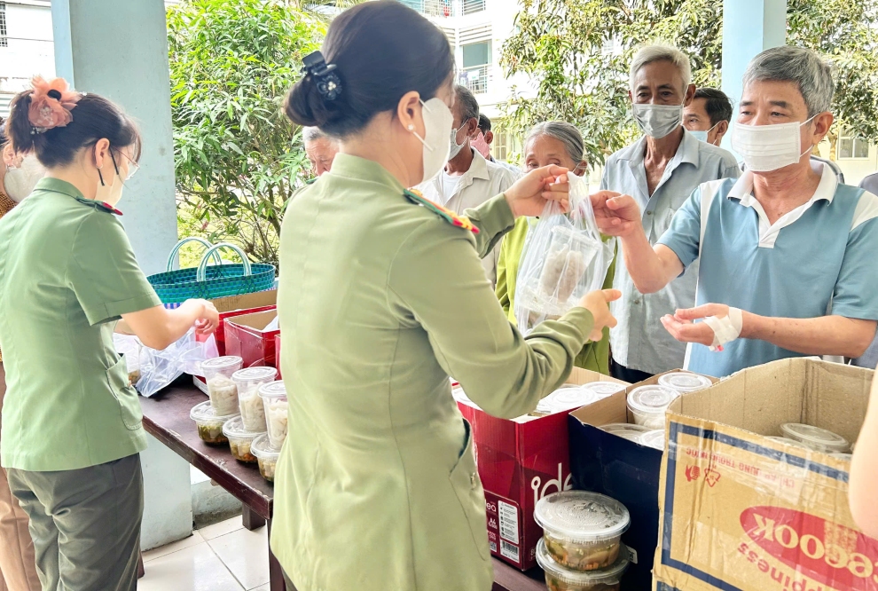 Ảnh Chi hội Phụ nữ phát các phần ăn cho bệnh nhân tại Bệnh viện