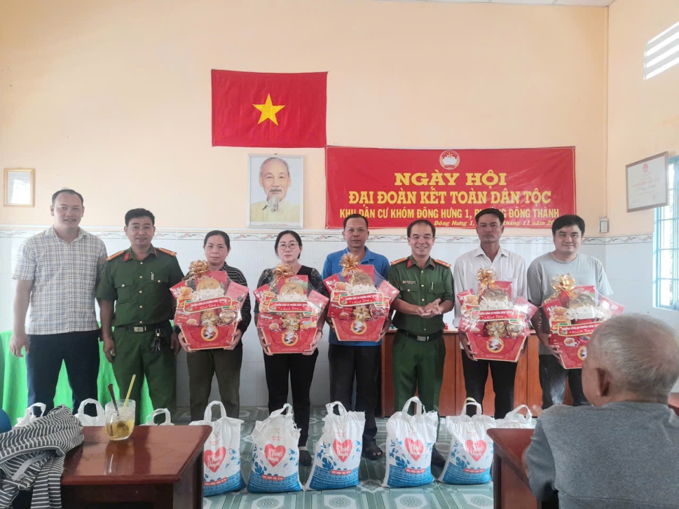 Ảnh Công an phường Đông Thành tặng quà tết cho Trưởng khóm trên địa bàn phường