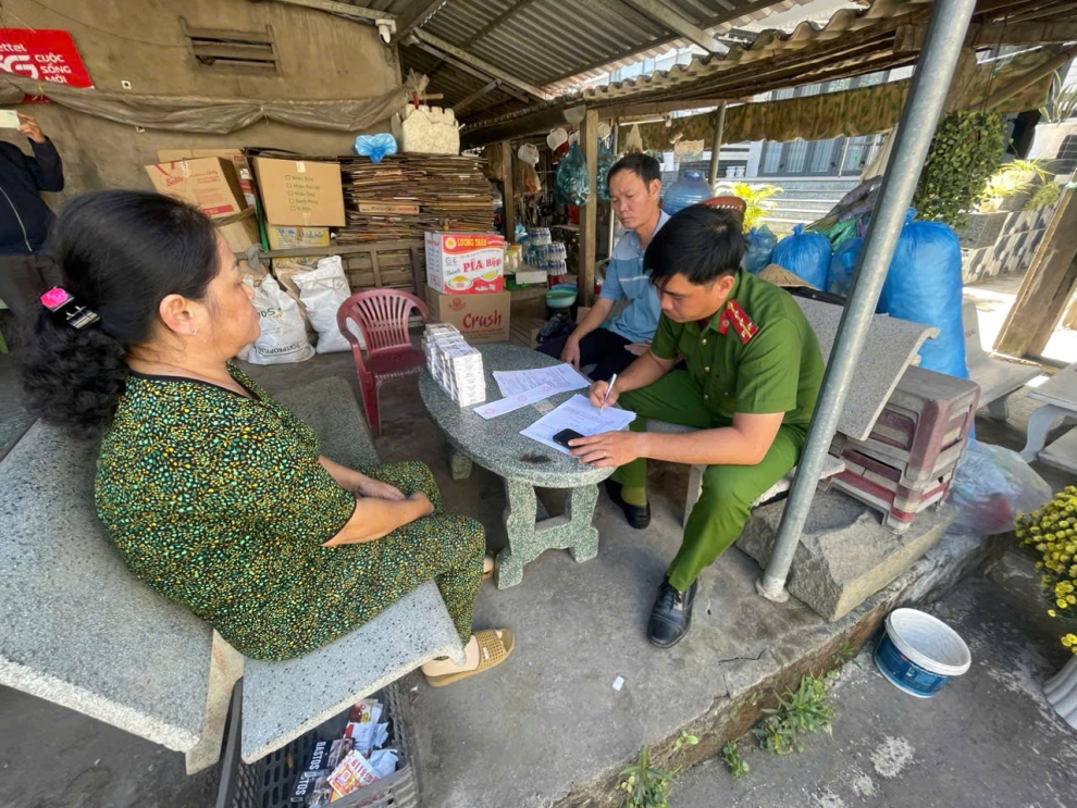 Ảnh Công an xã lập biên bản vi phạm
