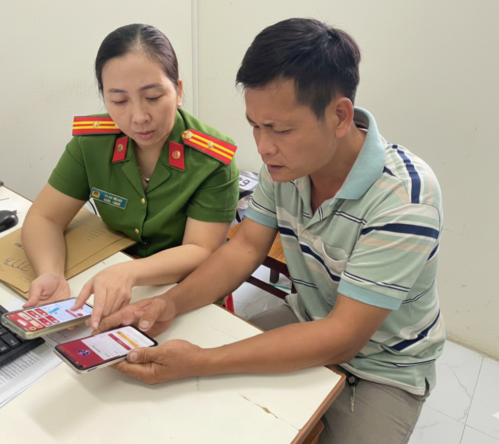 Ảnh Công an xã Tam Bình hướng dẫn cài đặt, sử dụng VNeTraffic