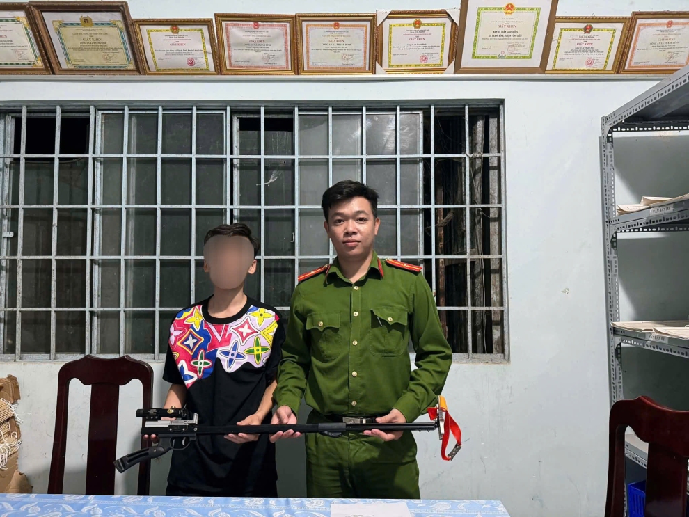 Anh L T T giao nộp vũ khí thô sơ tại cơ quan Công an