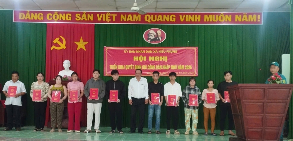 Ảnh Ông Lê Hải Việt trao quyết định cho các thanh niên trúng tuyển