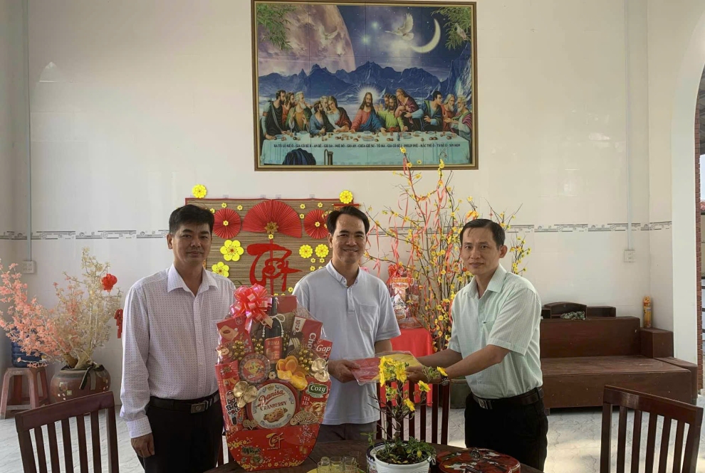 Ảnh Tặng quà tại nhà thờ Hoà Lạc ấp Hoà Lạc A