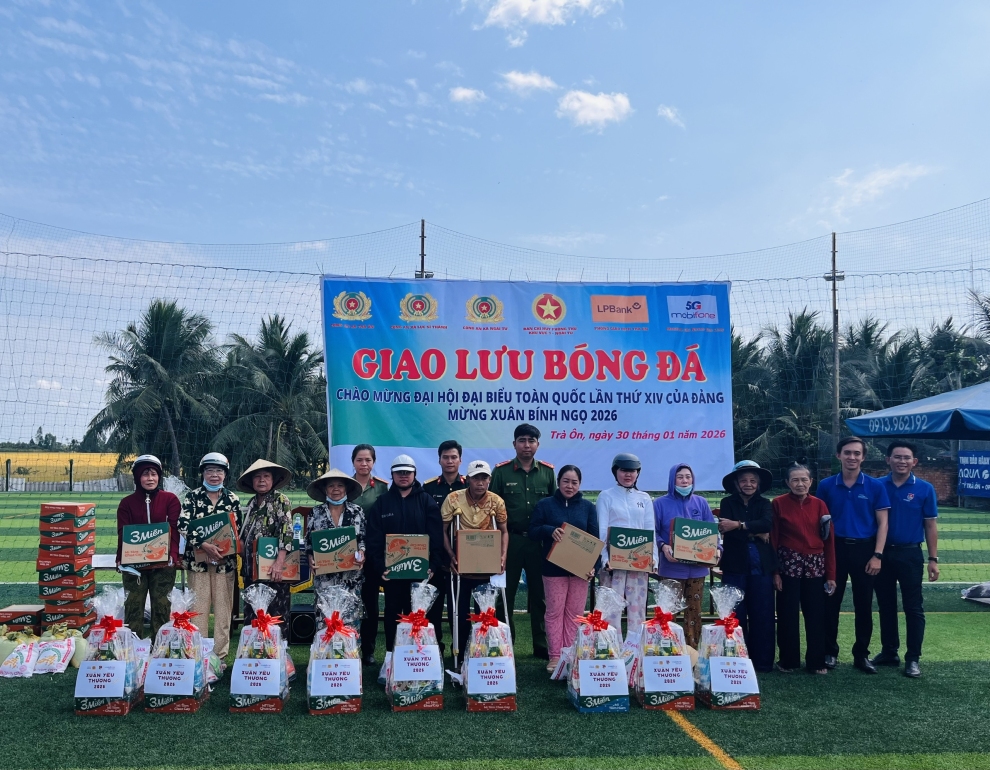 ảnh trao quà