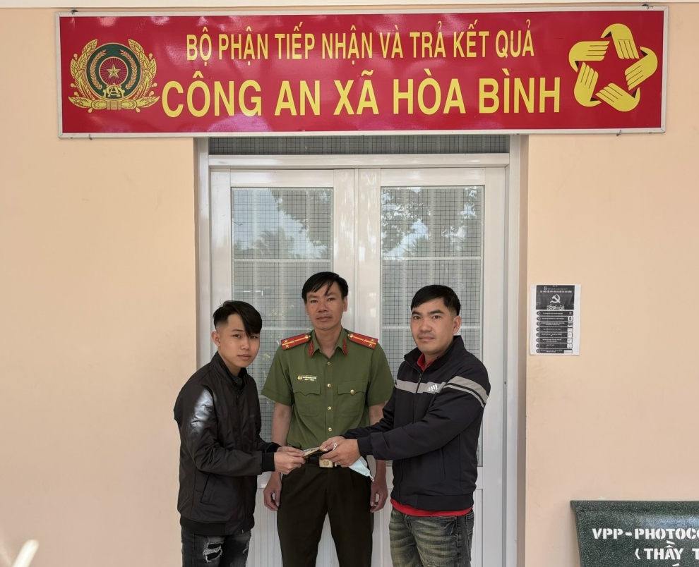 ảnh trao trả lại tài sản cho người làm mất