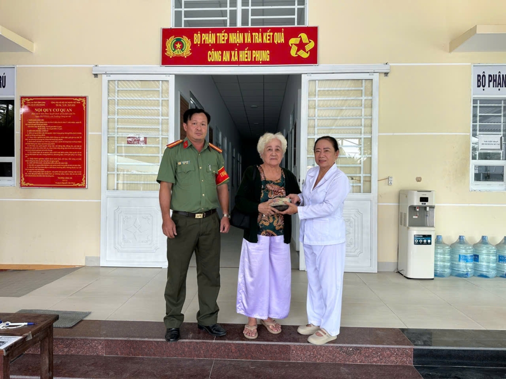 Ảnh trao trả tài sản cho bà Mai