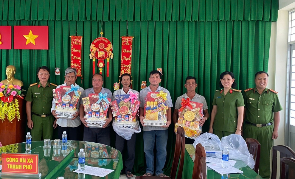 Ban chỉ huy CAX tặng quà các gia đình công dân
