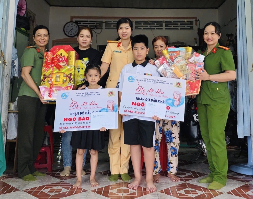 Ban Phụ nữ Công an tỉnh Vĩnh Long trao quà, hỗ trợ em Ngô Gia Bảo (phường Cái Vồn)