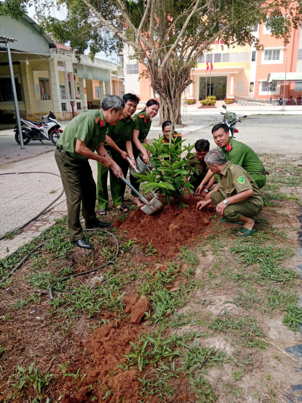 Công an xã Nhị Long ra quân hưởng ứng Lễ phát động quốc gia “Tết trồng cây đời đời nhớ ơn Bác Hồ”