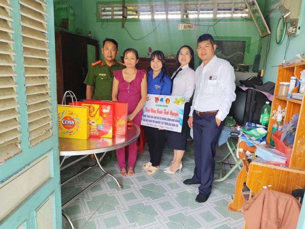 Bí thư Chi đoàn Công an xã tham gia hoạt động Xuân tình nguyện