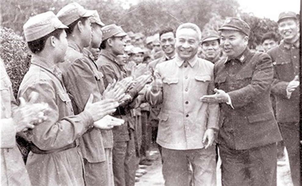 Bộ trưởng Trần Quốc Hoàn thăm một đơn vị CAND vũ trang Ảnh tư liệu