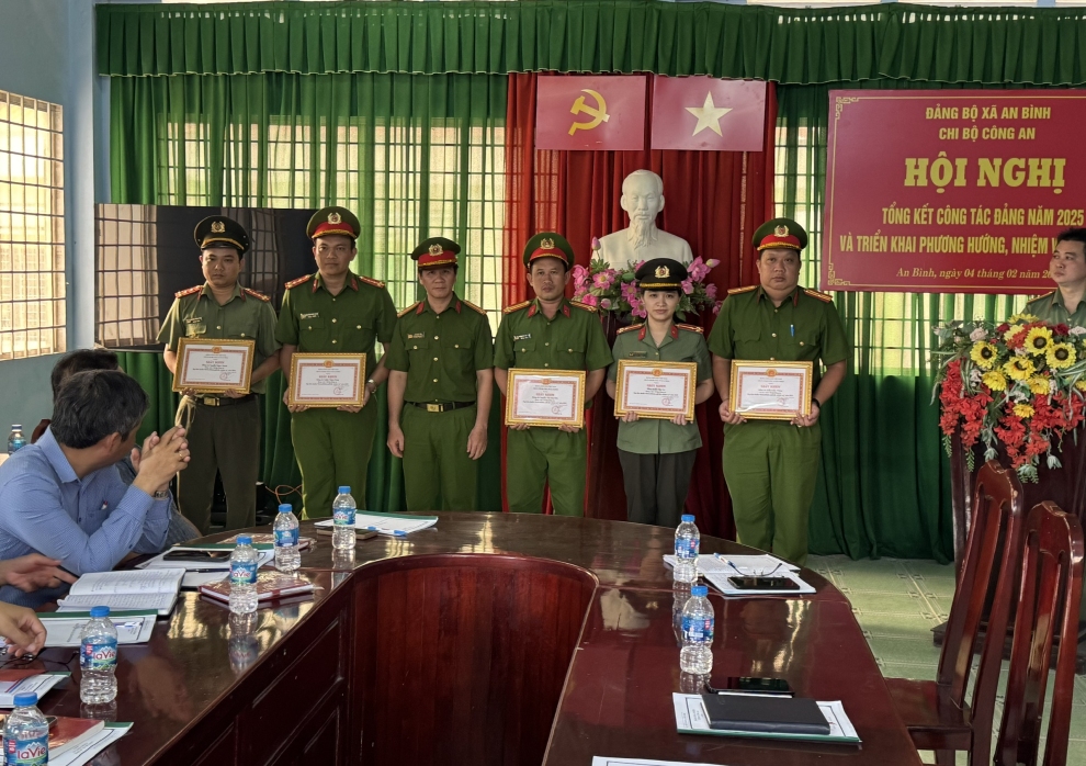 các cá nhân nhận khen thưởng